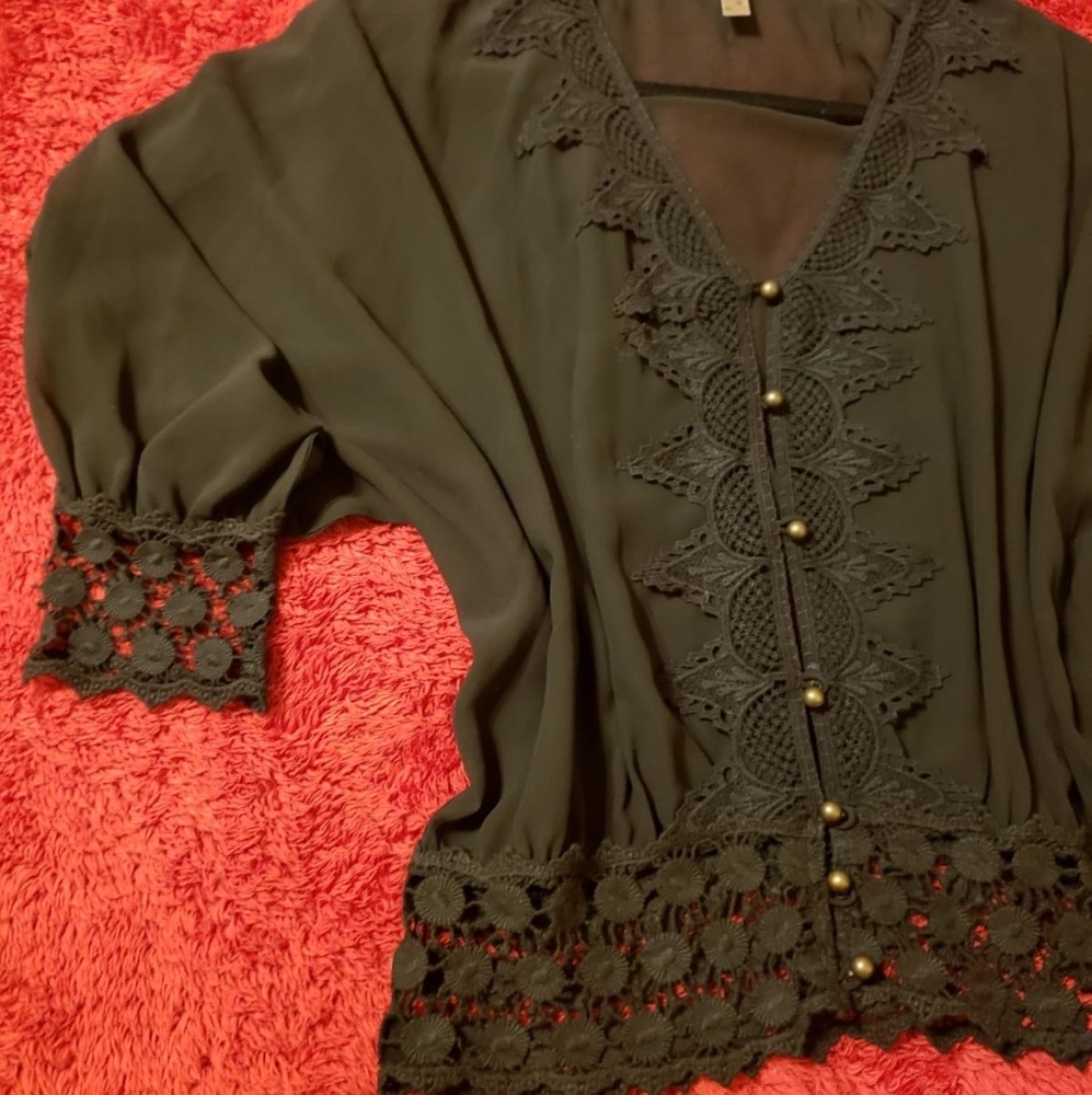 Entro elegant top with lace details